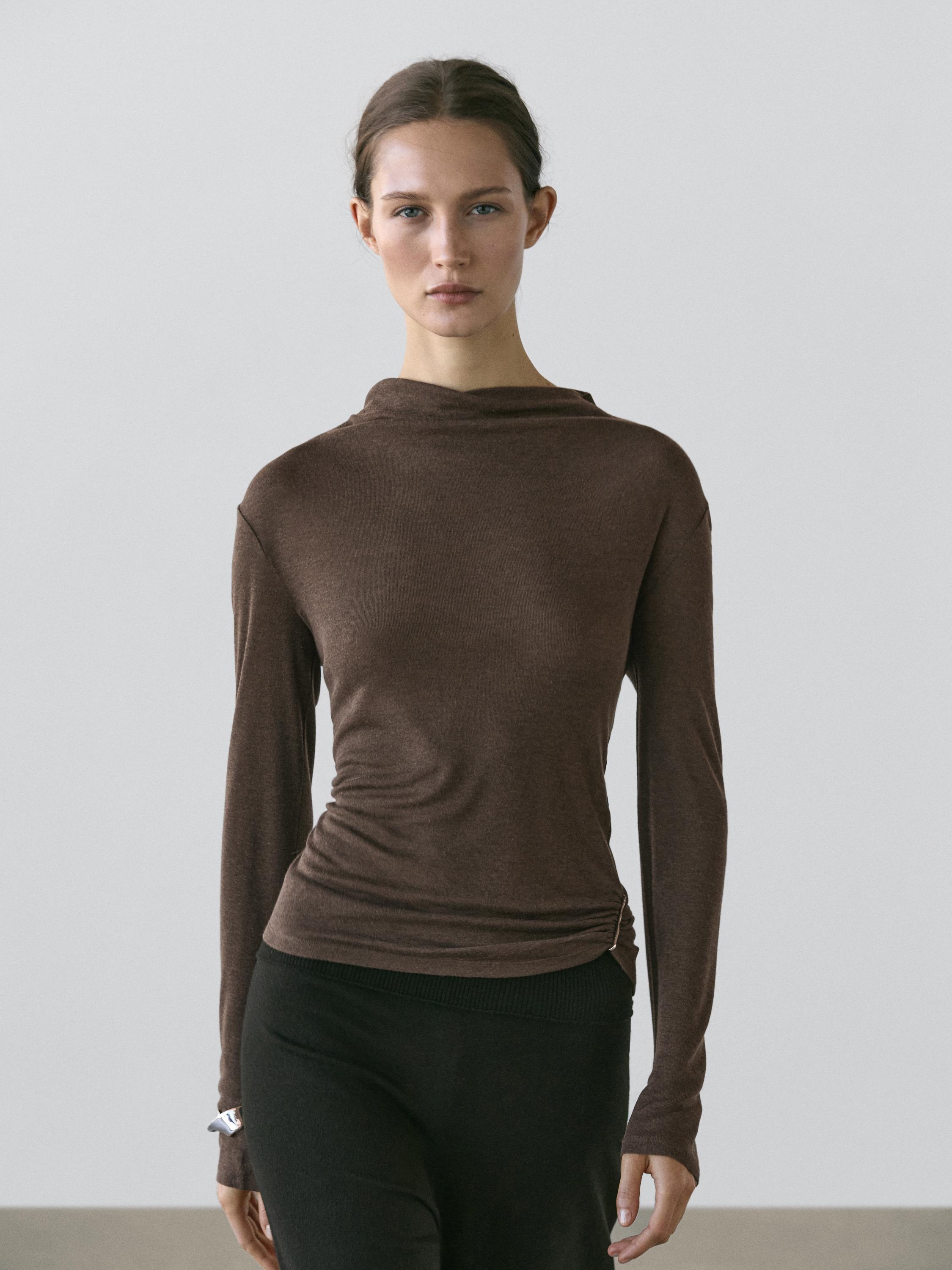 T-shirt à col cheminée